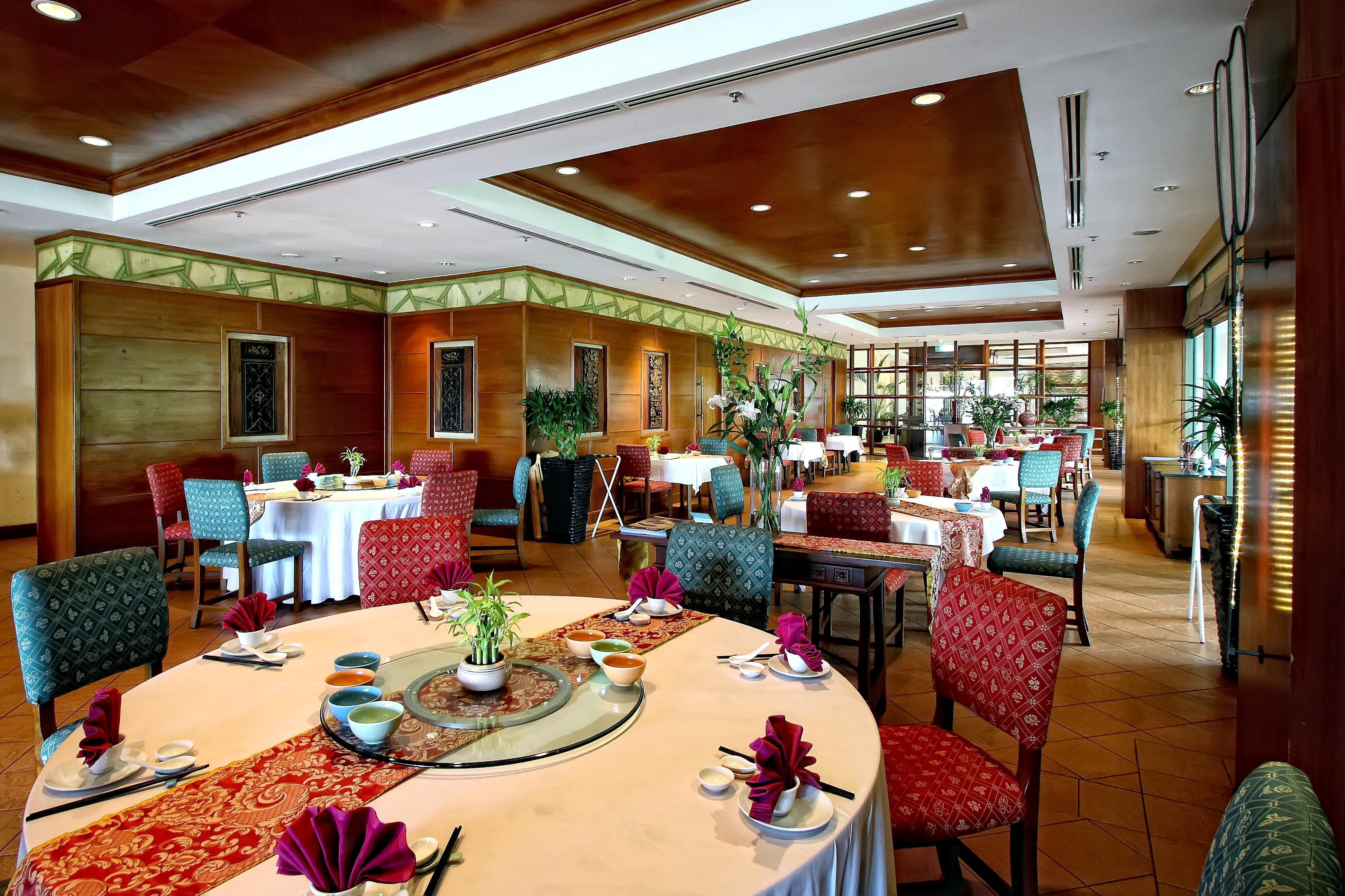 Hotel The Pacific Sutera Kota Kinabalu Esterno foto A restaurant in a hotel
