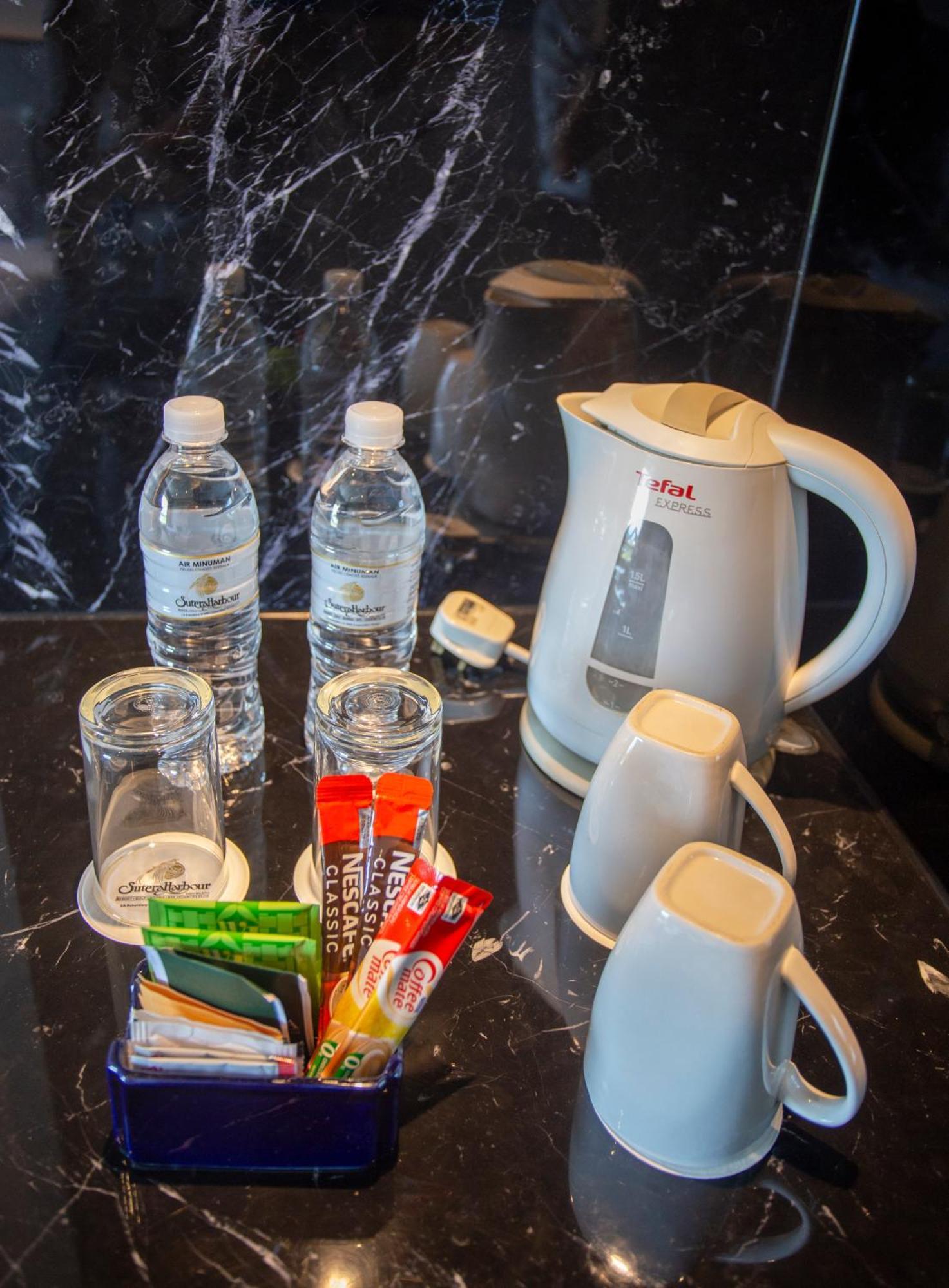 Hotel The Pacific Sutera Kota Kinabalu Esterno foto A kettle with bottled water and coffee