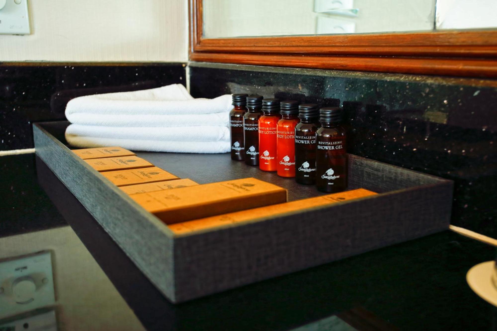 Hotel The Pacific Sutera Kota Kinabalu Esterno foto A bathroom tray