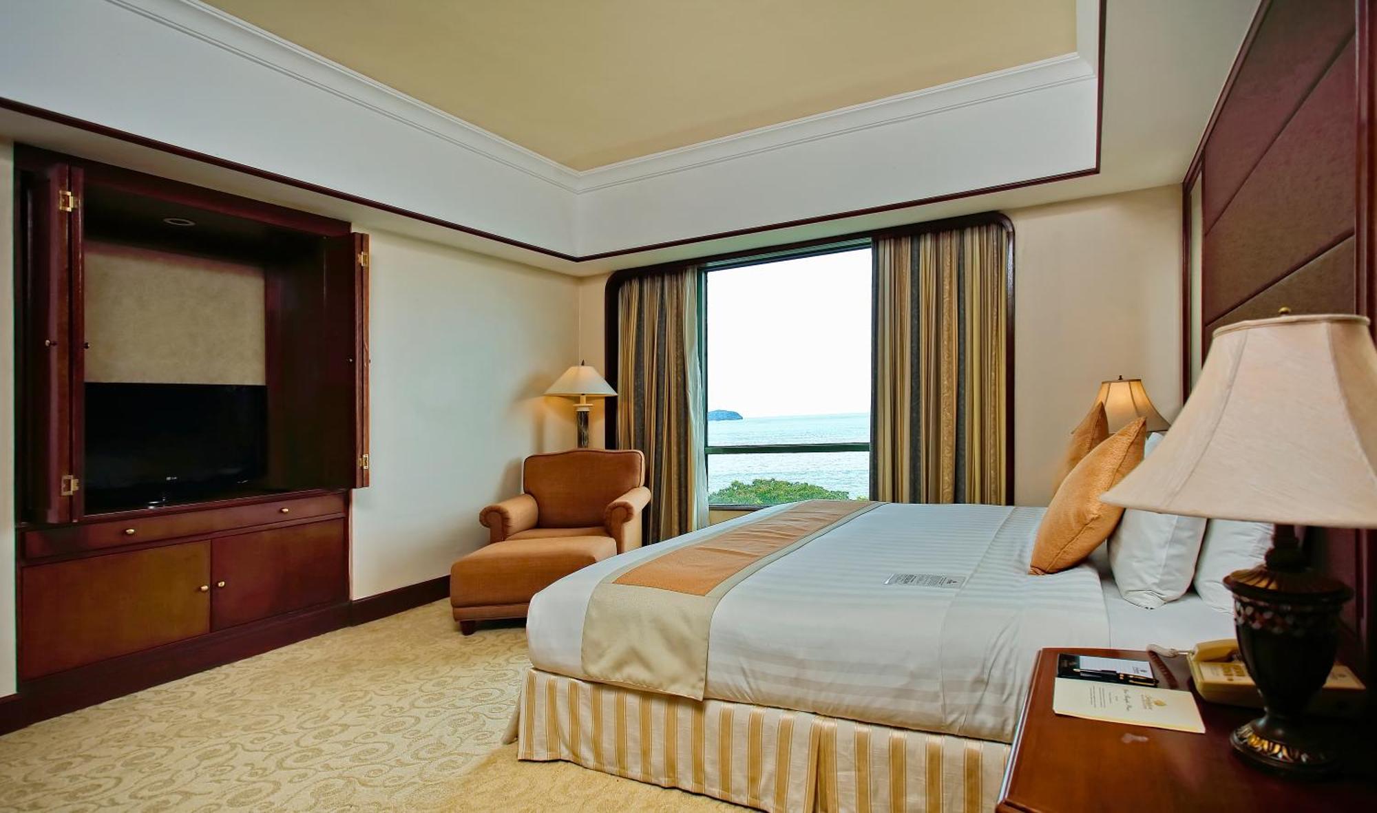 Hotel The Pacific Sutera Kota Kinabalu Esterno foto A bedroom at the Shangri-La Hotel, Kuala Lumpur