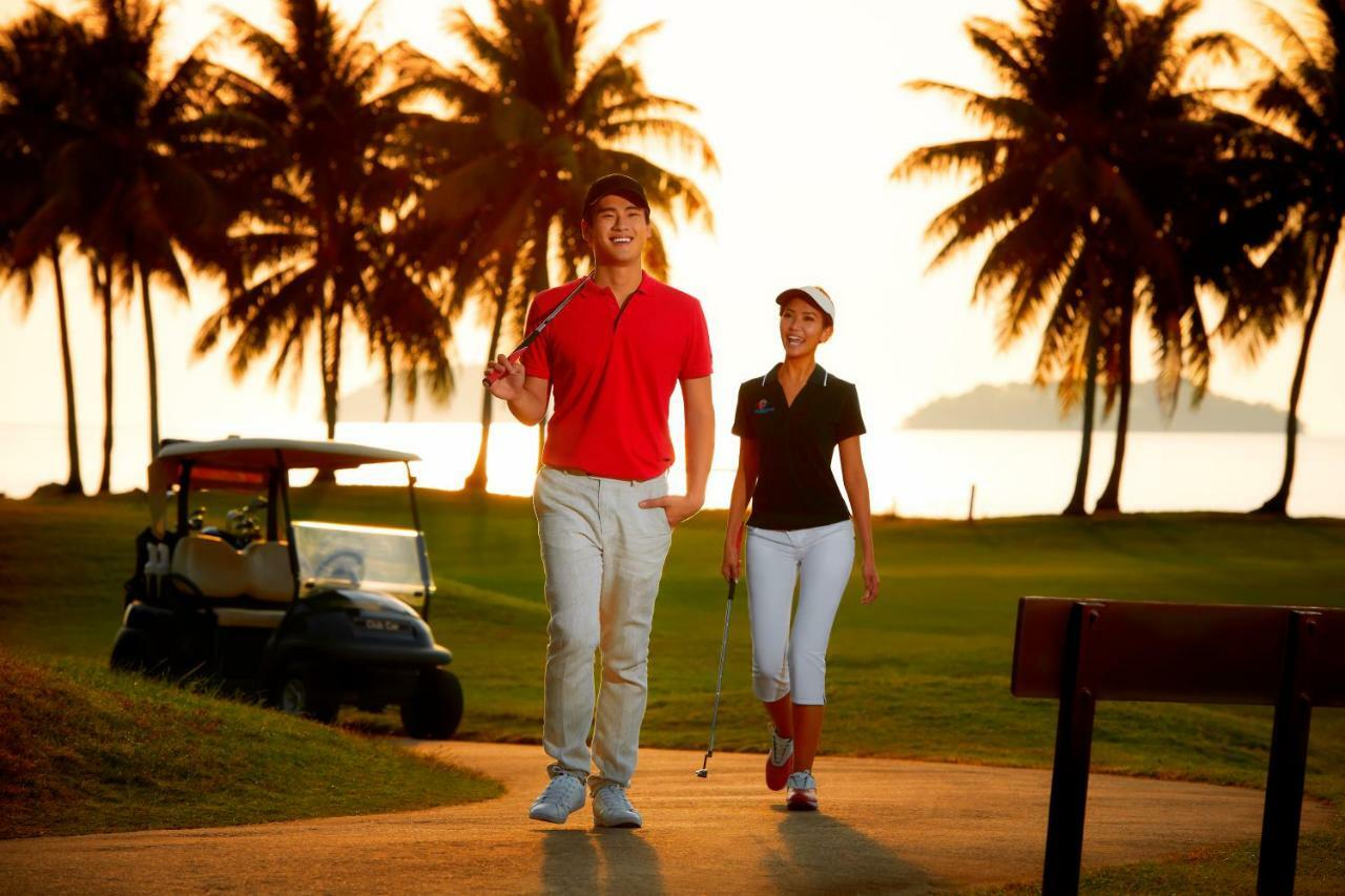 Hotel The Pacific Sutera Kota Kinabalu Esterno foto Golfers at Hua Hin Golf Club