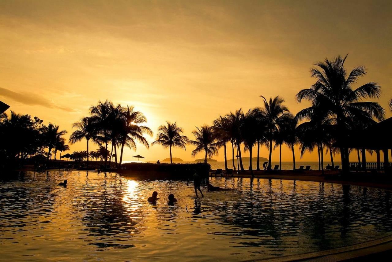 Hotel The Pacific Sutera Kota Kinabalu Esterno foto Sunset at the beach