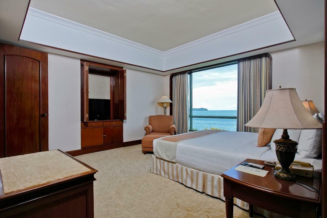 Hotel The Pacific Sutera Kota Kinabalu Esterno foto A bedroom at the Shangri-La Hotel, Manila