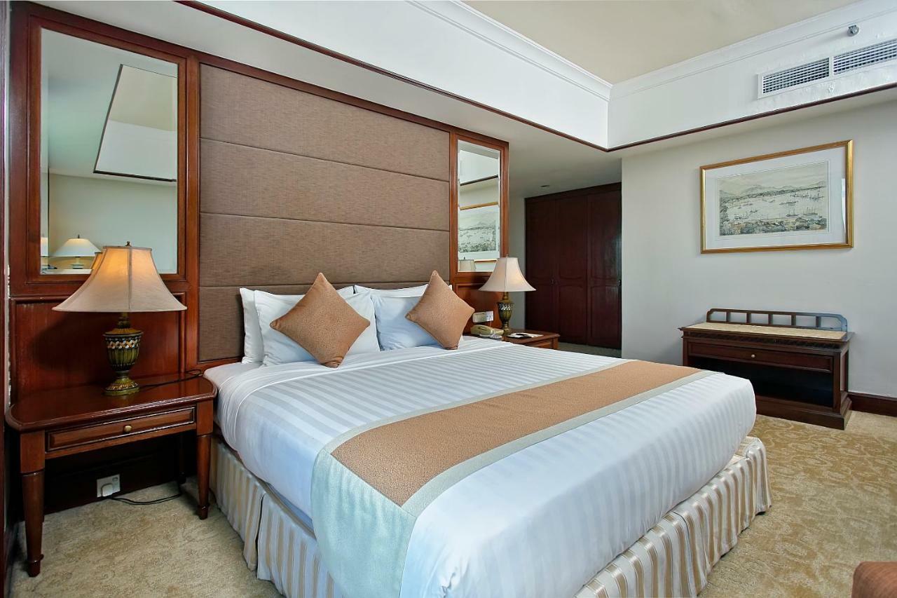 Hotel The Pacific Sutera Kota Kinabalu Esterno foto A bedroom at the hotel