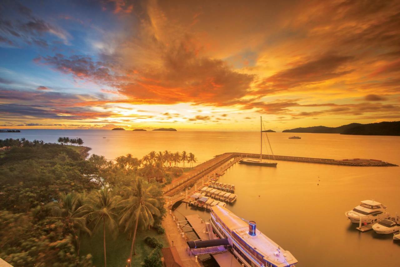 Hotel The Pacific Sutera Kota Kinabalu Esterno foto Sunset at the Royal Phuket Yacht Club