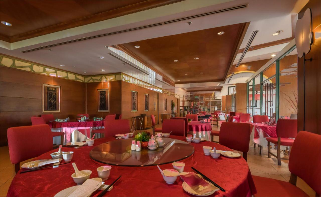 Hotel The Pacific Sutera Kota Kinabalu Esterno foto The interior of the restaurant